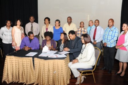 De minister slaat de handen ineen met de schoolbesturen van Curaçao en daarom werd gisteren gezamenlijk het protocol getekend. FOTO’S JEU OLIMPIO 