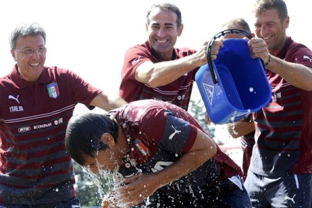 De Ice Bucket Challenge voor de spierziekte ALS ging de hele wereld over. Hier moet de Italiaanse bondscoach Antonio Conte eraan geloven - Foto |  AFP