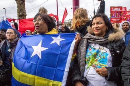Twee Curaçaose en Arubaanse vrouwen uiten hun zorgen bij een manifestatie in Amsterdam over racisme in Nederland (archief) - Foto |  John Samson