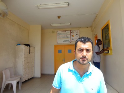 Özcan Akyol voor de poort van gevangenis KIA - Foto |  Ariën Rasmijn