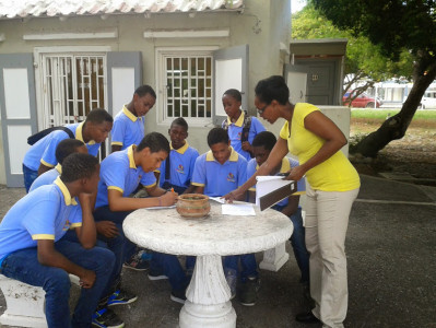 Leerlingen van 2-Vsbo doen hun best tijdens de speurtocht over Curaçaose kunst - foto's: Elisa Koek