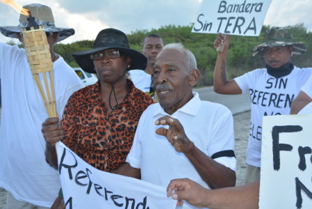 Chiro Emerenciana en andere deelnemers bij aanvang mars Foto |  Extra Bonaire