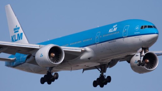 Een Boeing 777 van de KLM, het type waarmee op Rio wordt gevlogen | Patrick Cardinal / Wikimedia Commons.