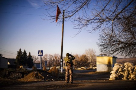 Een lid van de pro-Russische separatisten kijkt naar de posities van het Oekraïense leger in Oost-Oekraïne. Foto AFP / Dimitar Dilkoff