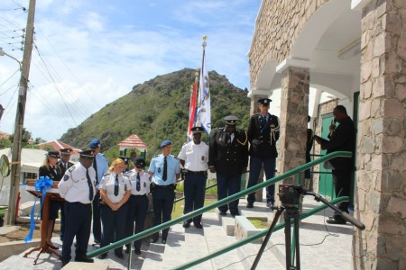 Korps van Saba op de trap van het gerenoveerde politiekantoor - Foto |  Hazel Durand
