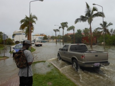 Een wandelaar staat verloren voor de universiteit, naar de overstroming te kijken.  Foto Today / Hilbert Haar
