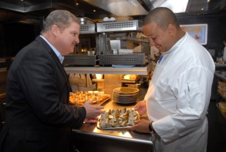 Sterrenkok François Geurds tijdens een eerder bezoek dat premier Mike Eman aan zijn restaurant bracht. FOTO NICO VAN DER VEN