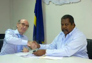 momentu ku Minister Whiteman ta felisitá Inspektor di Salubridat  drs. Gersji A. Rodrigues Pereira nèt despues di a firma e dekreto ministerial.