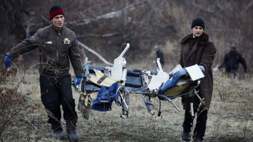 Vrijwilligers in Grabovo zoeken naar wrakstukken MH17