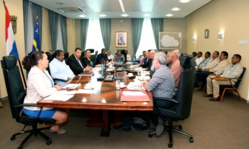 Premier Asjes en minister Whiteman met de leden van de taskforce voor ebola en chikungunya. FOTO AMARCELLY MARTIS