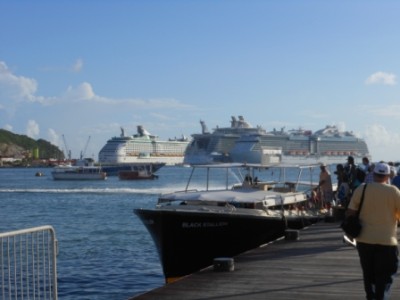 Toeristen gaan aan board van een bootje dat hen naar de achterliggende cruiseschepen zal brengen - Foto |  Today / Hilbert Haar