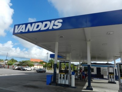 Benzineprijs fors omlaag | Foto Persbureau Curacao