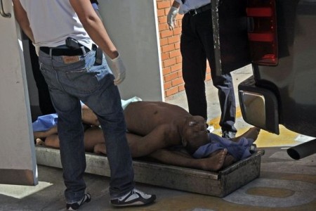 Met drie op een baar: volgens Venezuelan Prisons Watch waren de gedetineerden onder meer de overbevolking zat © Belga