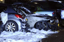 De brandende BMW, met gestolen kentekenplaten, werd aangetroffen niet ver van de plaats delict. © anp