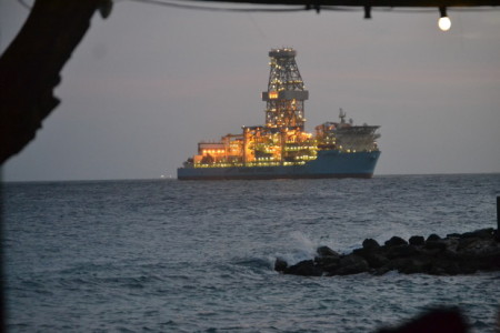 Deens drilling ship voor de haven van Willemstad. Foto © Michiel van Kempen