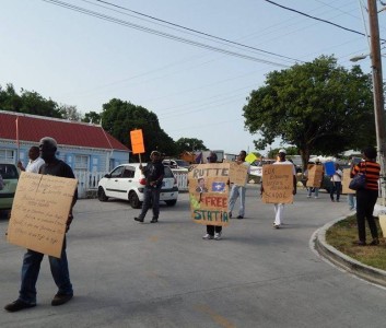 Statiaans protest tegen de huidige staatkundige status van het eiland - foto |  The Daily Herald