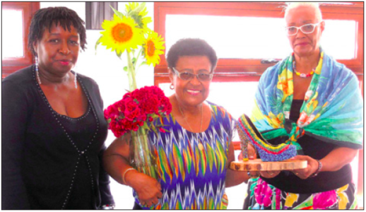 Op de foto van links naar rechts initiatiefneemster Reyna Joe, 2014 Outstanding Woman Rosalind Martina-Faneyte en kunstenares Gala Martinus.