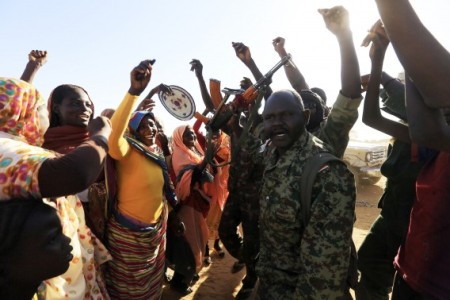 Vrouwen verwelkomen op 20 november 2014 een militair konvooi van de speciale aanklager voor misdaden in Darfur, Yasir Ahmed Mohamed, in Tabit. Foto Reuters / Mohamed Nureldin Abdallah