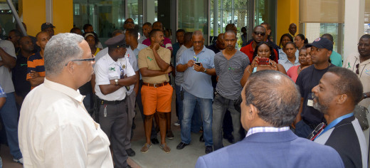 Minister Stanley Palm (midden) belooft te luisteren naar de stakers | foto: Dick Drayer