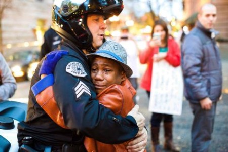 Op de foto, geschoten op 25 november 2014 door Johnny Nguyen, geeft de 12-jarige Devonte Hart een knuffel aan een agent in Portland tijdens een van de protesten. Foto: Johnny Nguyen, AP 