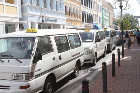 Taxi chauffeurs in protest naar Fort Amsterdam