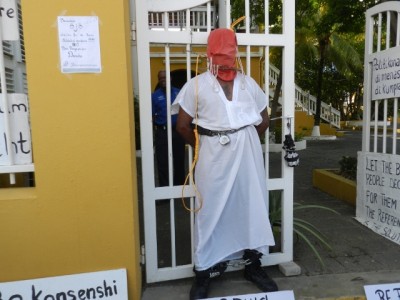 Uz Everts geketend aan het hek van het bestuurscollege - foto's: Belkis Osepa
