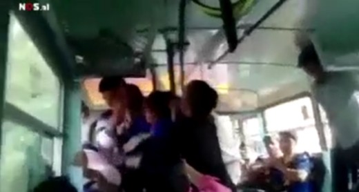 Vrouwen slaan aanranders in Indiase bus