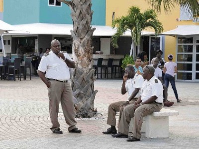 VIP-beveiliging Hato sluist bagage door | Foto  Persbureau Curacao