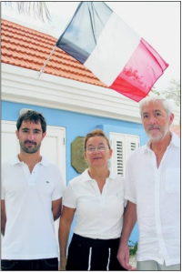Waarnemend consul Paul Pradin, assistente Annie Balduck en honorair consul Jean Marie Pradin voor het Franse consulaat waar de vlag halfstok hangt ter nagedachtenis aan de slachtoffers van de aanslag op Charlie Hebdo.