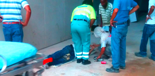 Jesus Sondoval (42) wordt toegesproken door ambulancepersoneel. 7 oktober overlijdt hij in het Sehos | Foto Dick Drayer