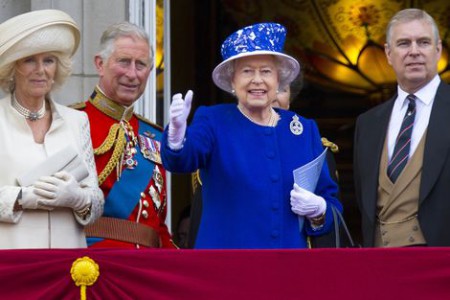 Andrew (r.) met zijn moeder koningin Elizabeth en broer en schoonzus Charles en Camilla | Foto: PPE AGENCY 