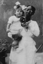 Ena Maduro in de armen van haar yaya Matilda Martina, c. 1923.  ©Privécollectie