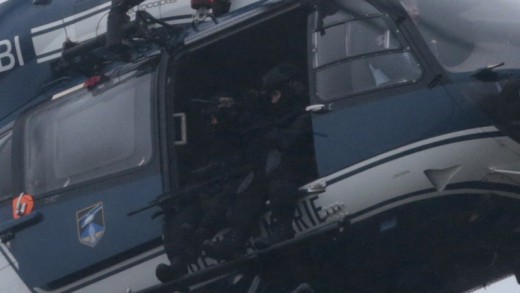 Een Franse helkopter boven het gebied waar de gijzeling gaande is @AFP