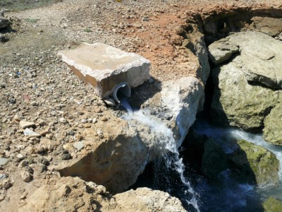 Ongezuiverd rioolwater stroomt de zee in bij Playa Kanoa - foto: Michelle da Costa Gomez