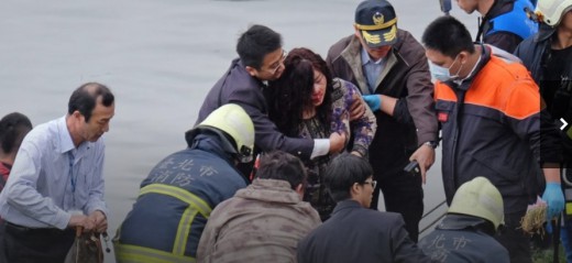 Minstens 16 mensen zouden zijn gered, meldt Reuters | Foto AFP