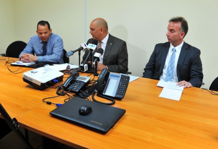 Directeur van Ansa nv Nilky Kock, minister Otmar Oduber en de ceo van Aruba Airport Authority James Fazio, bij de presentatie van de nieuwe organisatie. | FOTO REGERING ARUBA