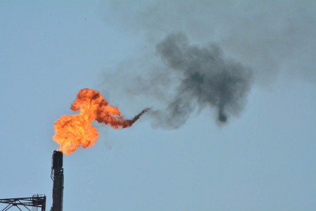 PAK's ontstaan door onvolledige verbranding van olie- en gasproducten, zoals tijdens het affakkelen door de Isla | Foto: Dick Drayer