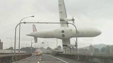 Taiwanees vliegtuig stort in rivier