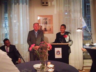 Gevolmachtigd minister Fleming-Artsen roemt in haar toespraak Glen Helberg (zittend) en Mathias Voges (midden) voor hun inspanningen voor de Sint Maartense gemeenschap. | foto: Facebook / Nataly Linzey
