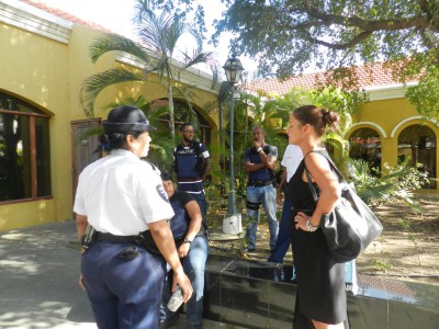 Marga Domingo, advocaat verdachte Pacheco in gesprek met de politie | foto Belkis Osepa