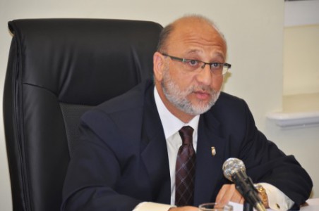 de toenmalige Minister van Economische Ontwikkeling Nasser El Hakim