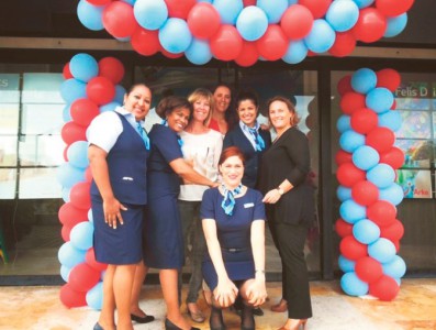 Om Arke overal dezelfde uitstraling te geven, van reisbureau tot in het vliegtuig, dragen de reisbureaumedewerkers het nieuwe uniform. Ook bij de opening van het vernieuwde kantoor op Curaçao. | Foto Arke