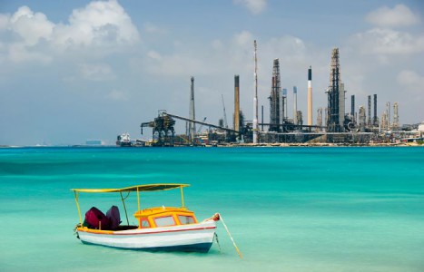 Frabrieksuitzicht raffinaderij Aruba 