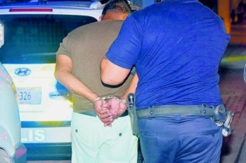 Arrestatie tijdens Parada di Luz in Oranjestad.