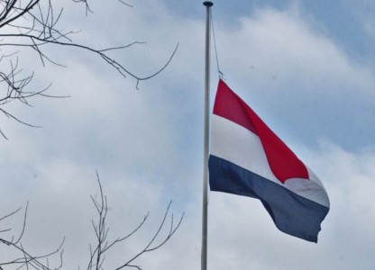 Vlag halfstok bij Deense ambassade |Foto  TLG