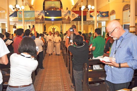 De bisschoppen komen de kerk binnen. | Foto Jeu Olimpio