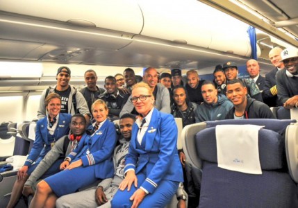 Een warm welkom voor de spelers van de nationale voetbalselectie van Curaçao; zij kwamen gisteren met de KLM thuis aan. | Foto KLM