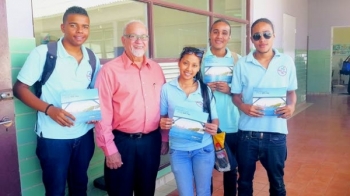 Stella Maris Studenten samen met de heer Andres Casimiri van Greentown Curaçao