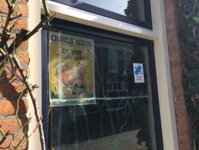 Bewoner krijgt tegel door ruit om Charlie poster | Foto: Mike Muller