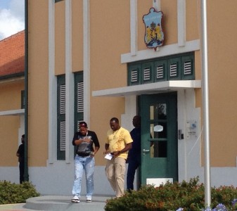 Verdachte KIA-bewaarders verlaten de rechtbank | foto: Jackeliene Geeve